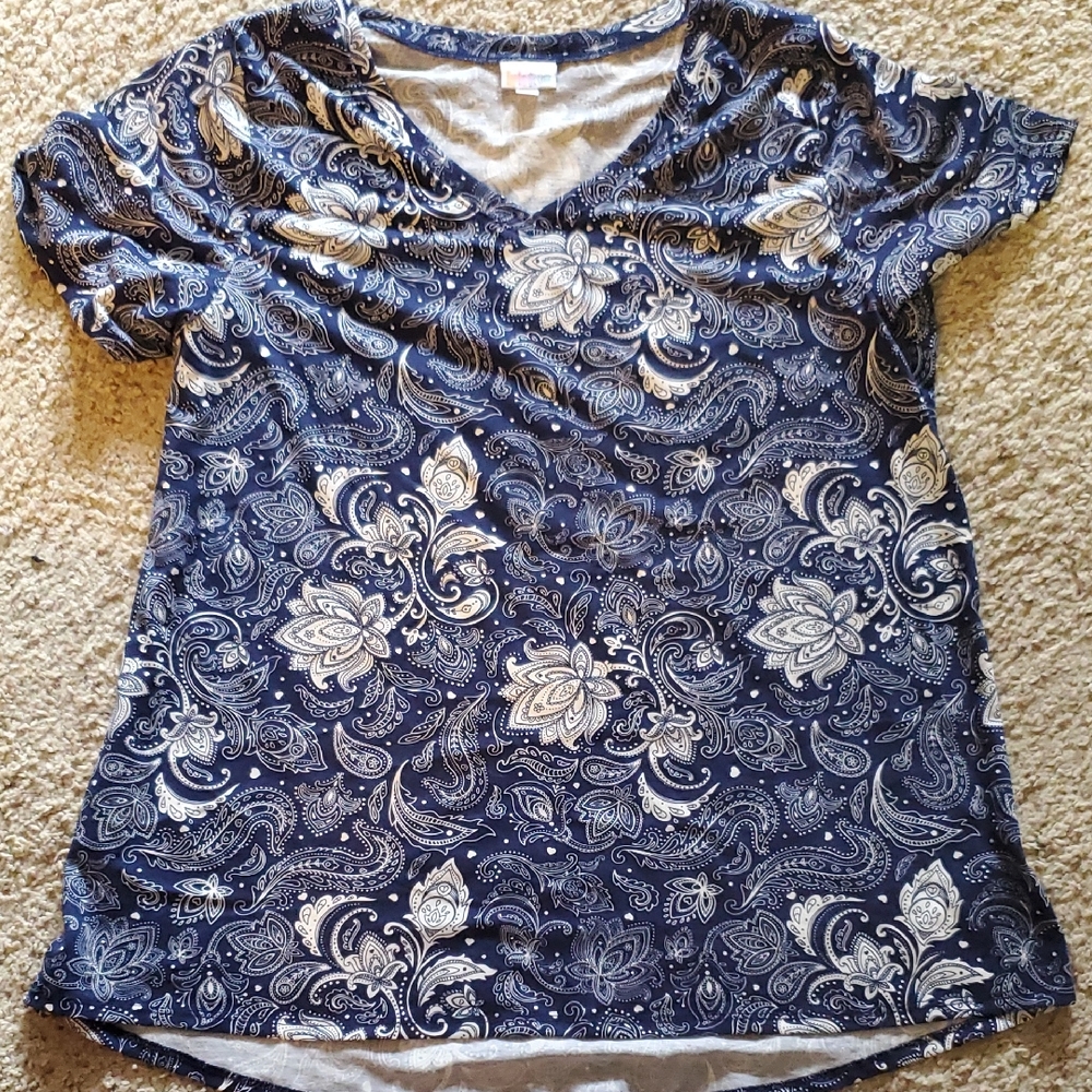 (CH) NWOT LuLaRoe Navy and White Paisley Short Sleeve Top